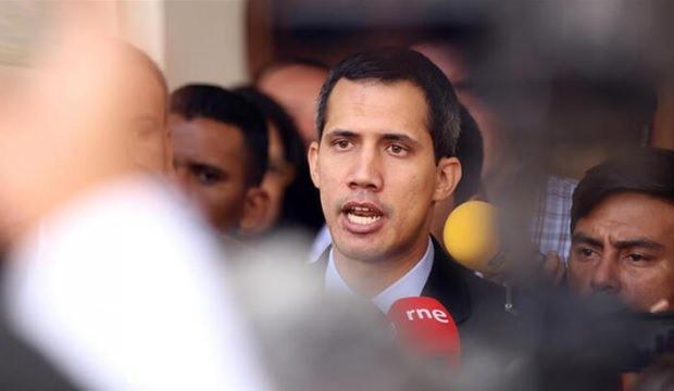 Guaido, kamu görevlerinden men edildi