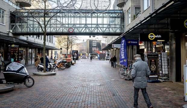 Hollanda'da sokağa çıkma kısıtlaması 15 Mart'a kadar uzatıldı