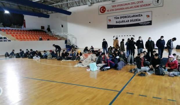 İstihbarat MİT'ten operasyon jandarmadan: Kamyonlardan 35'i çocuk 176 düzensiz göçmen çıktı
