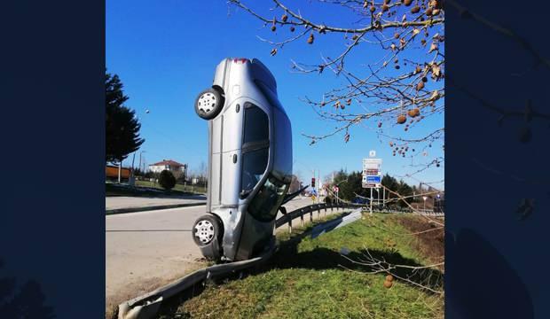 Kocaeli'de bariyere çarpan araç dik durdu