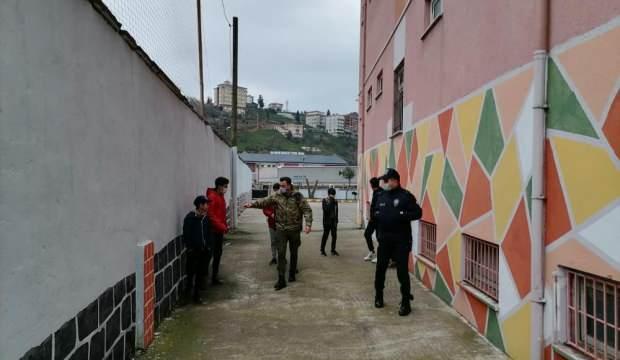 Rize'de kısıtlamaya uymayan çocuklar polisi duyunca ne yapacağını şaşırdı