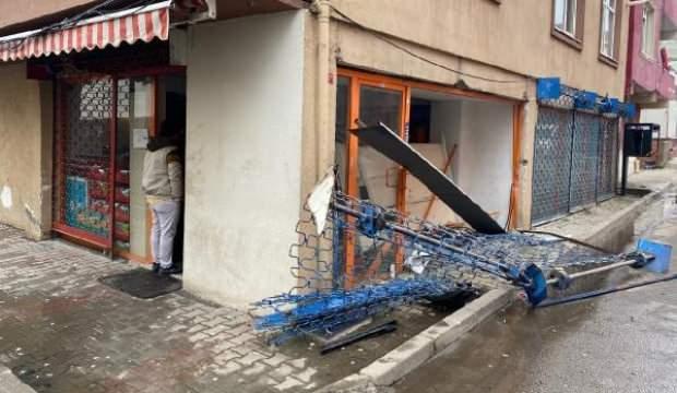 Sultanbeyli'de minibüs bakkala girdi