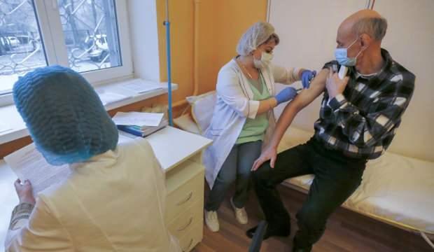 Ukrayna’da ilk Covid-19 aşısı bir doktora yapıldı