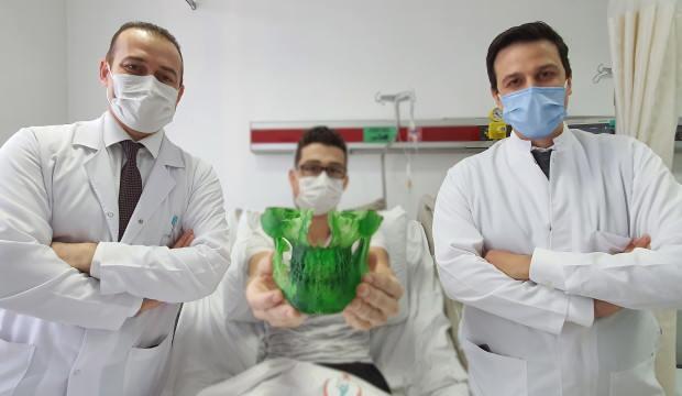 23 yaşındaki üniversite öğrencisi yüzündeki tümörden 'sanal ameliyat' ile kurtuldu!