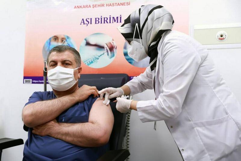 Sağlık Bakanı Fahrettin Koca aşıyı ilk olan kişi olmuştu