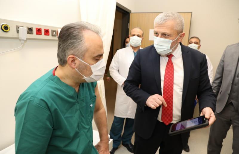Bursa Büyükşehir Belediye Başkanı Aktaş, Covid 19 aşısı oldu