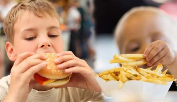Çocuklarda fast food tüketimine dikkat! Demir eksikliğine yol açıyor
