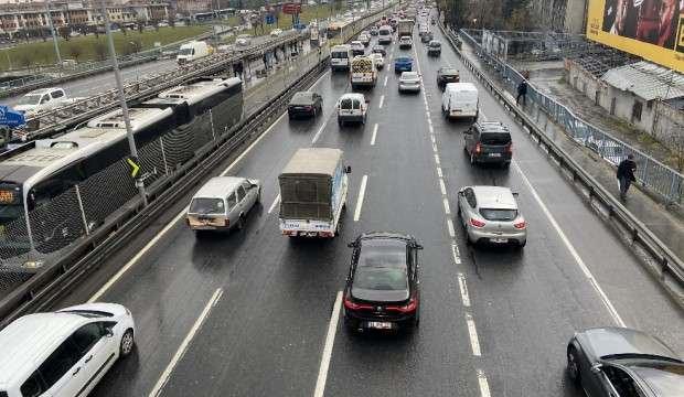 İstanbul'da yeni normalleşmenin ilk günü trafik felç!