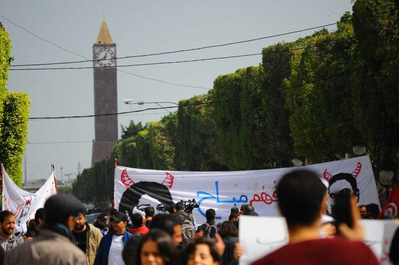 Tunus'ta yüzlerce kişi siyasi ve ekonomik krizi protesto etti