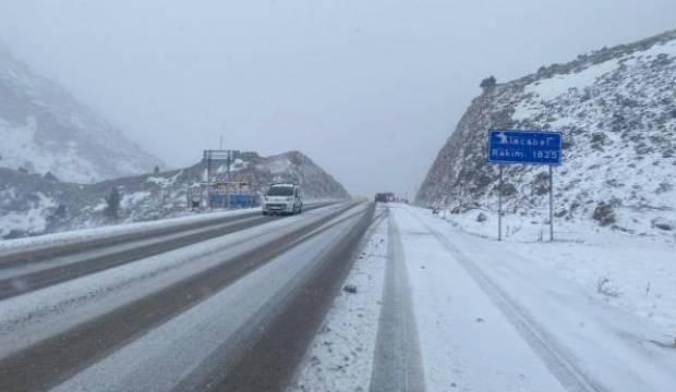 Kar yağışı Antalya- Konya karayolunda ulaşımı olumsuz etkiliyor