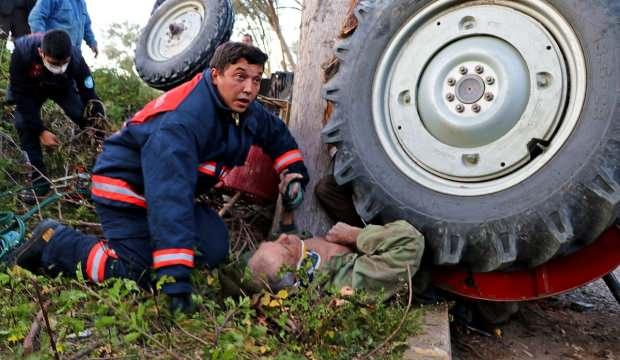 Manisa'da traktörün altında kalan 81 yaşındaki adamın imdadına itfaiye ekipleri yetişti!