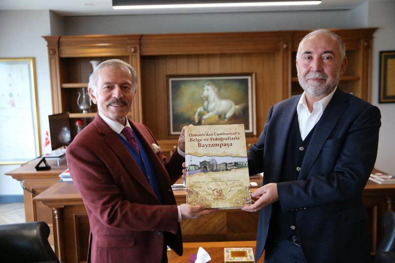 Atila Aydıner, Zekeriya Karaman'a masa saati ve 'Osmanlı'dan Cumhuriyet'e Belge ve Fotoğraflarla Bayrampaşa' kitabını hediye etti. 
