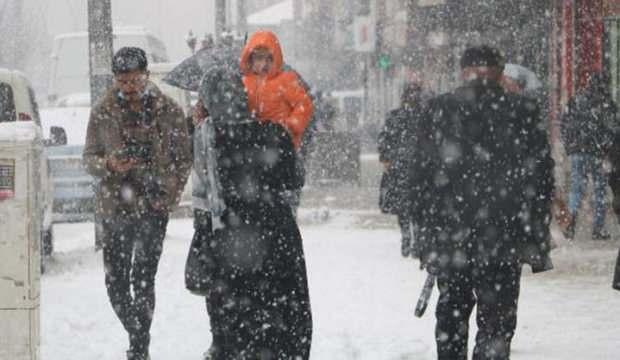 Yüksekova'da yoğun kar yağışı