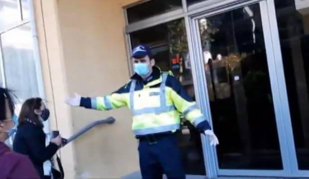 Yunan polisi sığınmacıları kaldıkları otelden zorla tahliye etti
