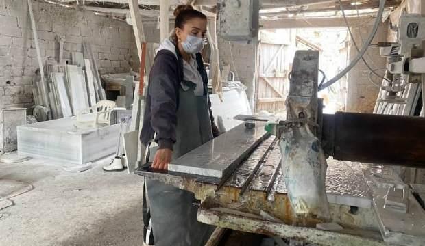 Bursa'da 3 çocuk annesi kadın erkek işi diyenleri umursamadı, ekmeğini 'mermerden' çıkarıyor!