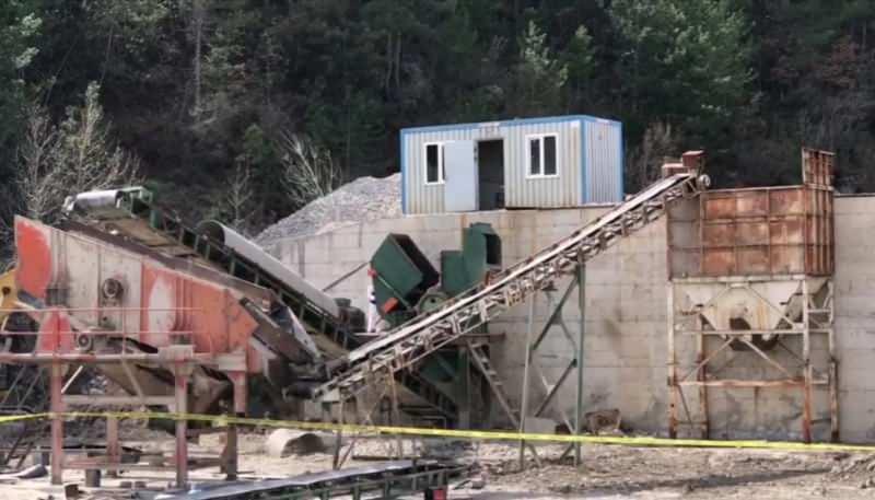 Taş kırma makinesine sıkışan 2 işçi öldü