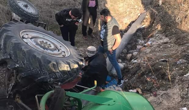 Afyonkarahisar'da devrilen traktörün altında kalan kişi ağır yaralandı