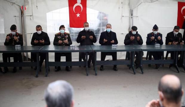Bakan Akar, helikopter kazası şehitlerinin ailelerini ziyaret etti