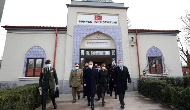 Bakan Akar, Romanya'da Türk şehitliğini ziyaret etti