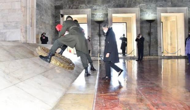 Bakan Akar'ın eşi Şule Akar'dan, Anıtkabir'e ziyaret