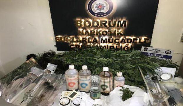 Evde özel düzenekle Hint keneviri yetiştiren 2 şüpheli gözaltına alındı