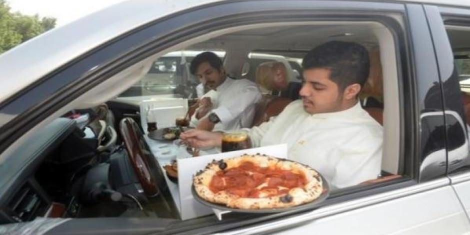 Kuveyt'teki restoranlardan arabada servis için yaratıcı çözüm
