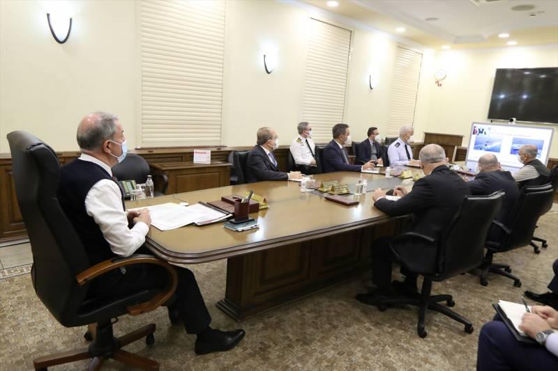 Milli Savunma Bakanı Hulusi Akar başkanlığında, Genelkurmay Başkanı Orgeneral Yaşar Güler, kuvvet komutanları ile bakan yardımcılarının katılımıyla video konferans toplantısı gerçekleştirildi.