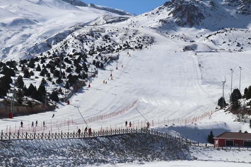 Tskwz_1615789279_8225 Normalleşme sürecinde kayakseverlerin gözdesi: Ergan Dağı