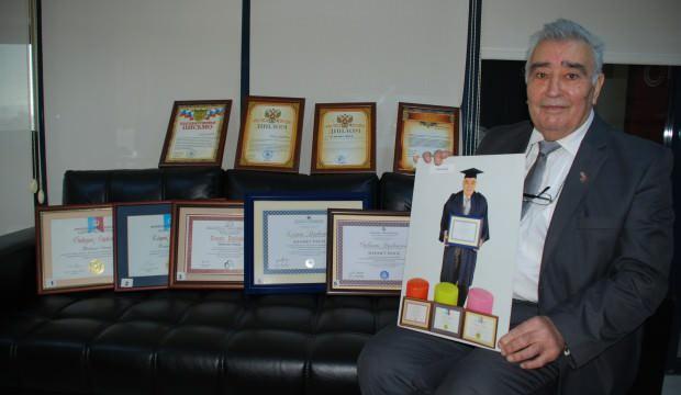 Alzheimer olmamak için mücadele eden 81 yaşındaki adam 6'ncı üniversitesini okuyor