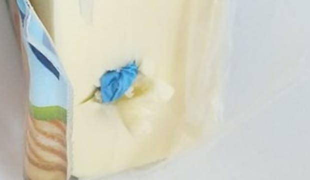 Marketten aldığı kaşar peynirin içinden eldiven çıktı - GÜNCEL Haberleri