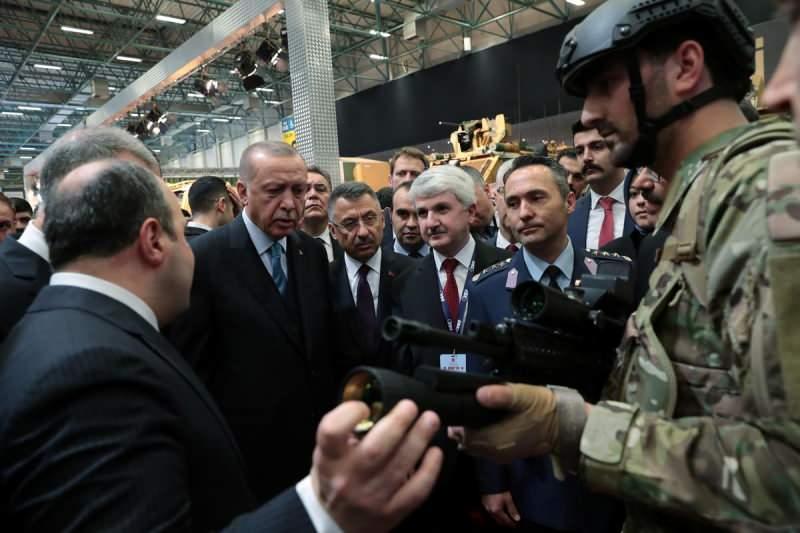 Cumhurbaşkanı Recep Tayyip Erdoğan, savunma sanayi tarafından yerli ve milli olarak üretilen silah ve sistemleri yakından takip ediyor.