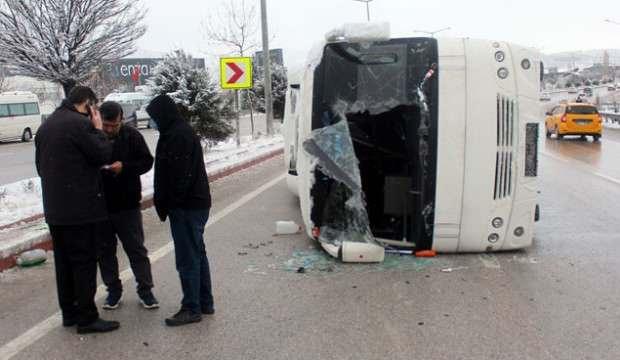 Afyonkarahisar'da servis midibüsü devrildi: 10 yaralı