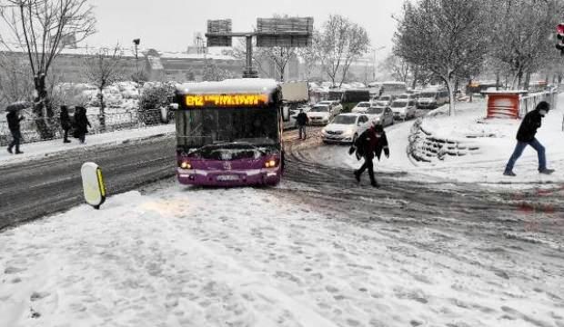 Kağıthane'de kaygan yolda sürücüler ve vatandaşlar zor anlar yaşadı