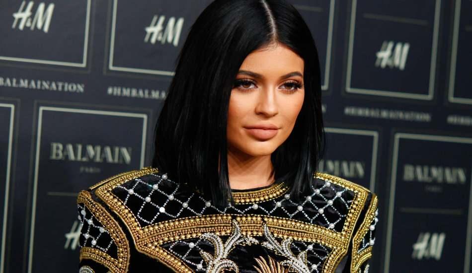 kylie_jennerden_skandal_hareket_kaza_geciren_unlu_makyoz_icin_bagis_baslatti_1616402154_2.jpg