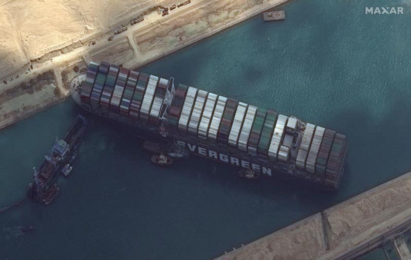 Süveyş Kanalı'nda 24 Mart'ta dev bir konteyner gemisi kıyıya çarparak kaza yapmıştı.