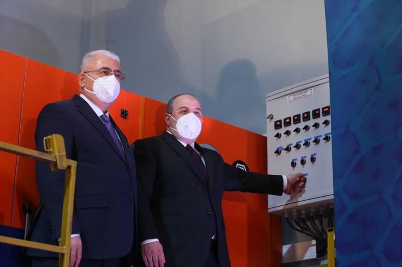 Sanayi ve Teknoloji Bakanı Mustafa Varank, İvedik OSB'de, Grafen Seri Üretim Tesisinin açılış törenine katıldı. Törene Ahlatcı Holding Yönetim Kurulu Başkanı Ahmet Ahlatcı da (solda) katıldı.