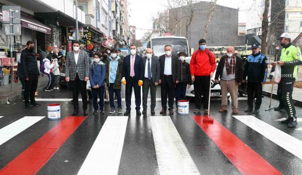 bagcilar da kaymakam ve baskan yaya gecitlerini kirmiziya boyadi yasam haberleri