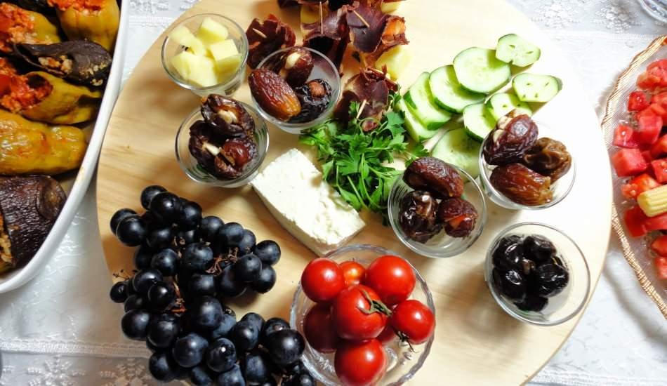 İftariye tabağı nedir ve i&ccedil;inde neler olur? En kolay iftariye tabağı hazırlama