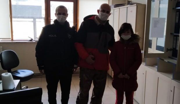 11 yaşındaki Liva Nur bulduğu para dolu cüzdanı polise teslim etti
