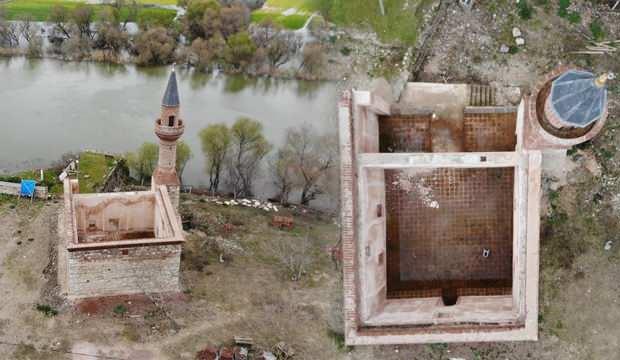 Bursa'da 613 yıllık caminin minaresi yıkıldı! Şimdi duvarı var, çatısı yok