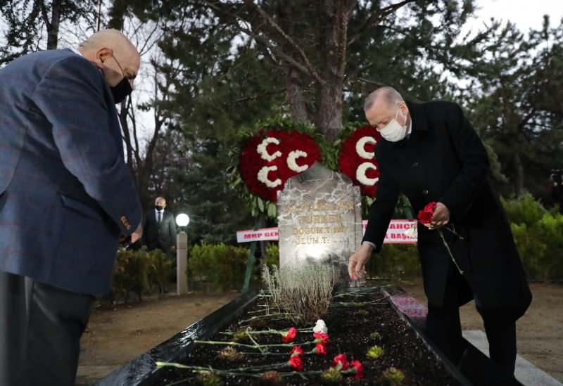 Başkan Erdoğan, Türkeş’in kabrini ziyaret etti