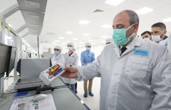 [Sanayi ve Teknoloji Bakanı Mustafa Varank, Türkiye’de test üretimine başlayan Çinli dev teknoloji markası Xiaomi’nin İstanbul Avcılar’daki akıllı telefon fabrikasını ziyaret etti. (