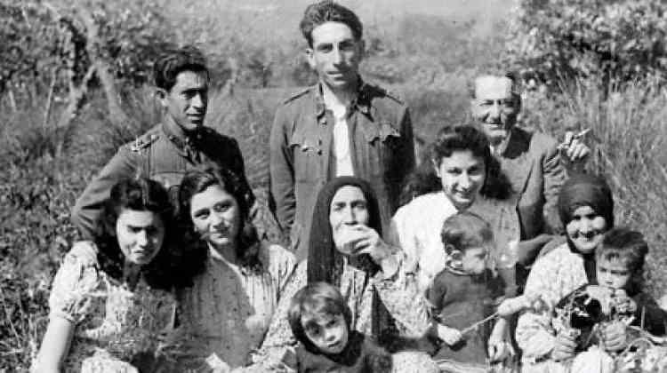 Alparslan Türkeş ailesiyle birlikte. 