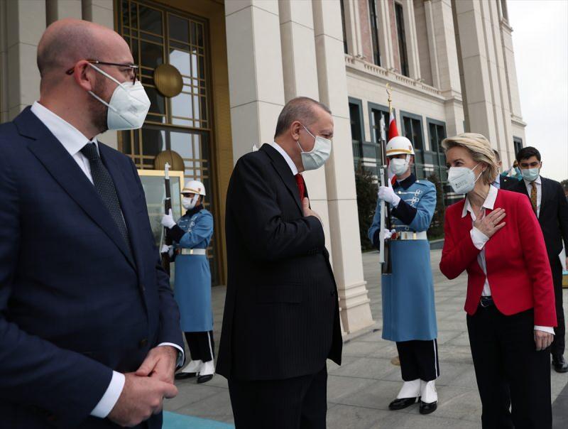 Erdoğan iki AB yetkilisini de kapıda karşıladı.