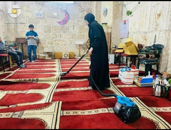  Mescid-i Aksa yüzlerce Filistinlinin gönüllü çalışmasıyla Ramazana hazırlandı