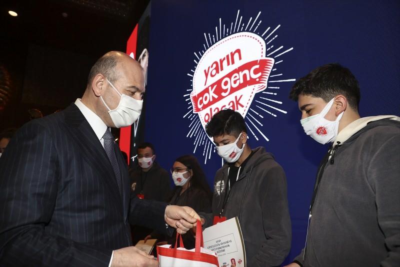 Bakan Soylu 8 ilden 160 çocukla bir araya geldi