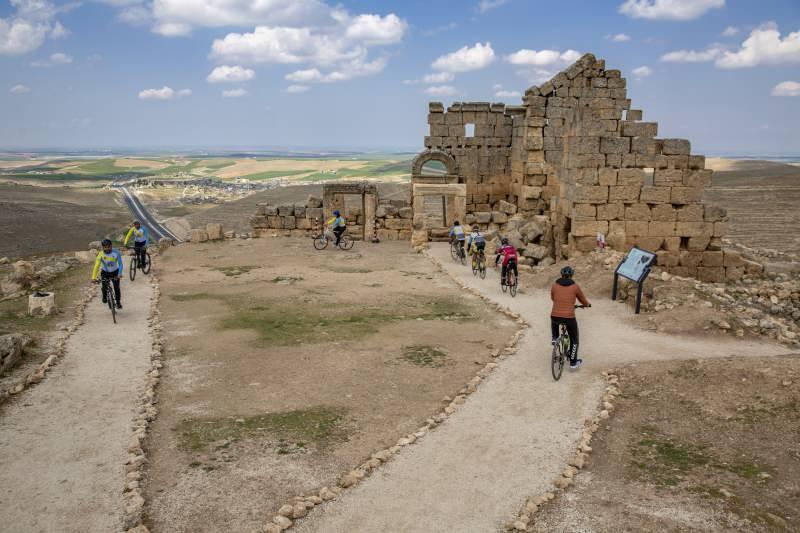 XqCps_1617967206 Bisiklet tutkunlarının yeni rotası: 3 bin yıllık Zerzevan Kalesi