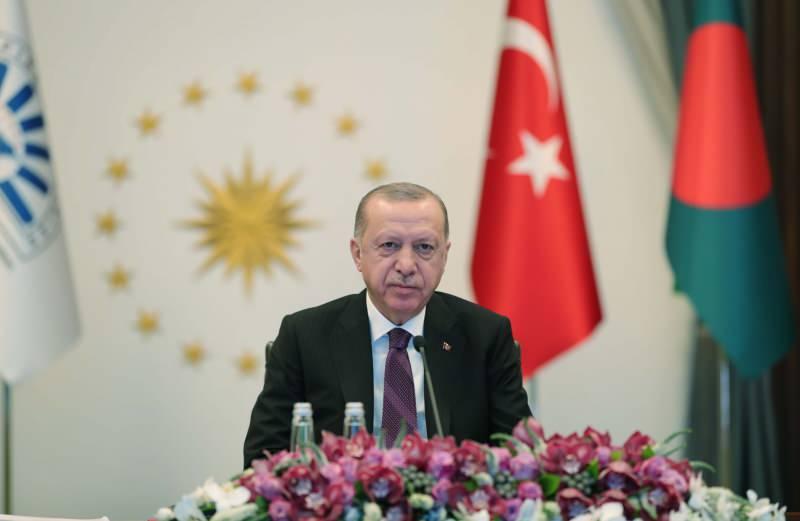 Cumhurbaşkanı Erdoğan, Gelişen Sekiz Ülke (D-8) Teşkilatı 10'uncu Zirve Toplantısı'na Cumhurbaşkanlığı Külliyesi'nden canlı bağlantıyla katıldı. 