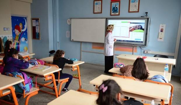 Bakan Selçuk'tan canlı sınıf açıklaması