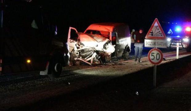Hafif ticari araçlar çarpıştı: 2 ölü, 3'ü ağır 5 yaralı
